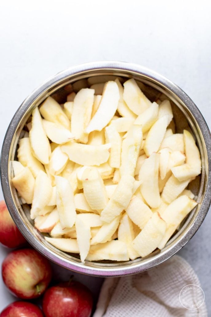 bowl of apple wedges.