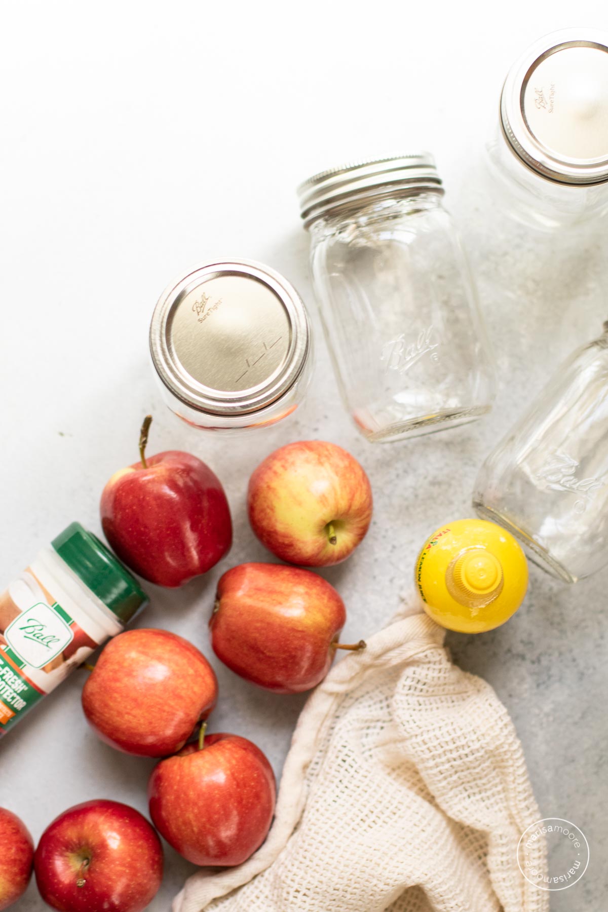 Ingredients for the recipe: apples, bottled lemon juice, fruit protector, empty pint jars